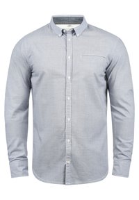 Camicia azzurro chiaro a maniche lunghe con bottoni, colletto con bottone e taschino singolo sul petto, mostrata su sfondo bianco.