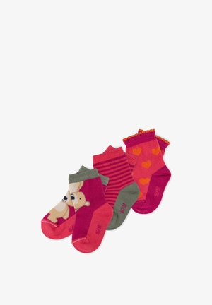 Vier Paare von Kindersocken in verschiedenen Farben: rosa mit Bär-Grafik, gestreift in Pink und Rot, einfarbig rosa mit orangen Herzen und mit Rüschensäumen.