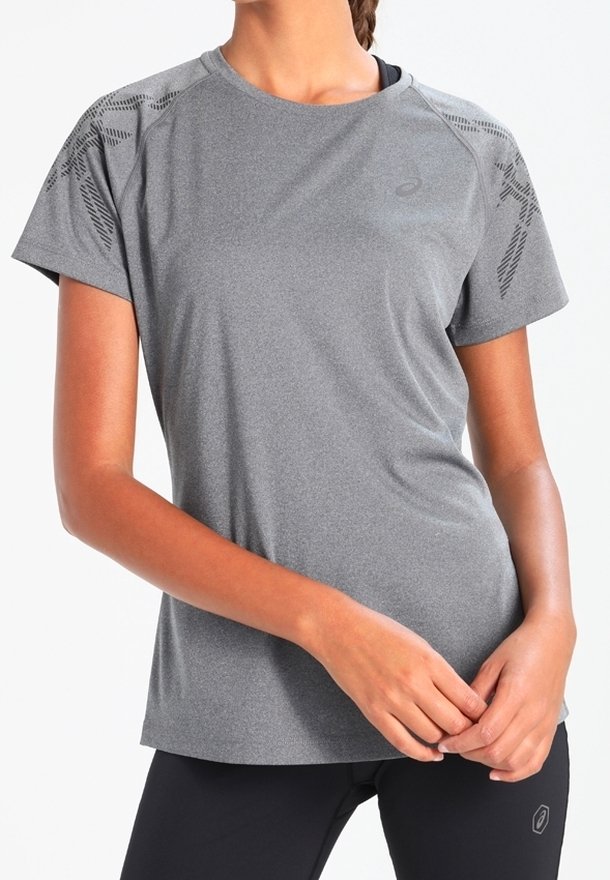 Camiseta deportiva gris hecha de tela que absorbe la humedad, con mangas cortas, escote redondo y un patrón texturizado en los hombros.