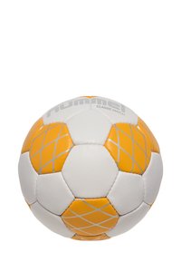 Biała i pomarańczowa piłka nożna z teksturowaną powierzchnią. Posiada heksagonalny wzór oraz srebrne logo „Hummel CLASSIC MATCH.”