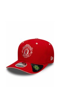 Rote Kappe mit Manchester United-Logo, flacher Schirm und weißen Akzenten. Hergestellt aus textilem Material mit strukturiertem Design und Snapback-Verschluss.