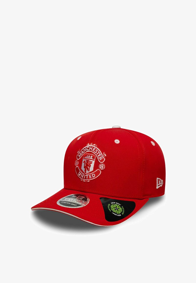 Rote Kappe mit Manchester United-Logo, flacher Schirm und weißen Akzenten. Hergestellt aus textilem Material mit strukturiertem Design und Snapback-Verschluss.