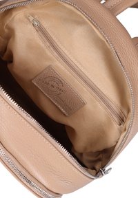 Borsa in pelle marrone chiaro con chiusura a cerniera. L'interno presenta una fodera in tessuto beige e una piccola tasca con cerniera. L'etichetta riporta "Made in Italy."