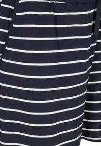 Tmavě modré bavlněné šortky s bílými horizontálními pruhy, elastickým páskem a detaily na tkaničku. Měkká struktura s ležérním designem.