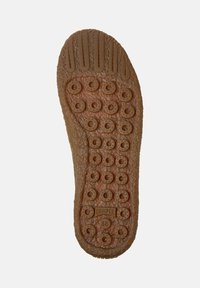 Suela de un zapato con patrones de agarre texturizados y una etiqueta de marca, mostrando la talla 38. El color es marrón claro con marcas circulares.
