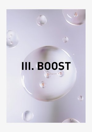 Transparente Kugeln schweben auf hellem Hintergrund, enthalten molekulare Strukturen, und in der Mitte steht in fetter Schrift „III. BOOST“.