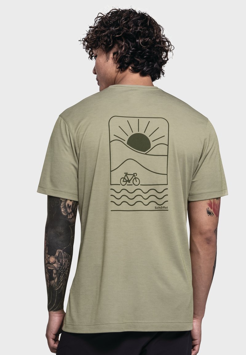 Olivenfarbenes T-Shirt mit grafischem Design auf der Rückseite, das eine Sonne, Berge, ein Fahrrad und Wellen in dunkelgrün zeigt. Kurze Ärmel und lockere Passform.