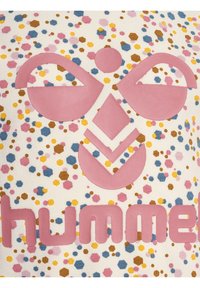 Witte stof met een gekleurde gespikkelde patroon. Bevat een roze logo met geometrische elementen en de merknaam "humme" in vette letters.