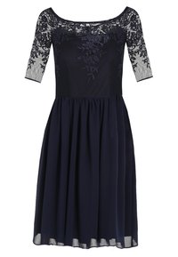 Marinblå klänning med figurnära överdel och utsvängd kjol. Har spets ärmar i tre kvartaler och broderade blommor på bröstet.