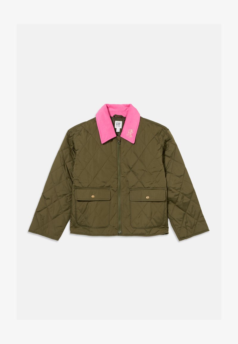 Veste matelassée vert olive avec fermeture éclair à l'avant, deux poches à boutons et col rose vif contrastant avec détail brodé.