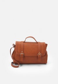 Ruskea nahkainen satchel-laukku, jossa on yläkahva, kaksi solkipantaa läpän päällä ja pitkä säädettävä olkahihna.