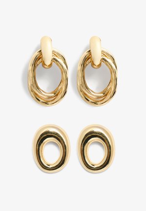 Guldtonede metal øreringe med snoede ovale designs. Det øverste par har en struktureret løkke; det nederste par er glat med en cirkulær udskæring.