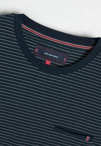 Niebiasto paskowana koszulka z krótkim rękawem, z prążkowanym okrągłym dekoltem oraz małą kieszonką na piersi z czerwono-białym akcentem. Rozmiar L.