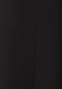 Schwarzer, geripptes Gewebe mit vertikalen Linien. Die Textur ist glatt mit einem leichten Dehnungsgrad, was auf ein figurnahes Design hinweist, das für enges Tragen geeignet ist.