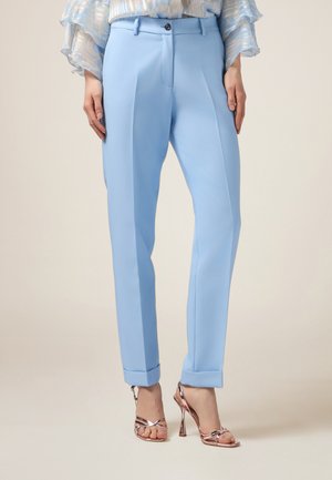 Lichtblauwe op maat gemaakte broek met een rechte pasvorm, omgeslagen hemden en een voorplooi, gecombineerd met metallic rosé gouden hoge hakken.