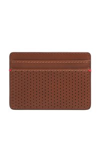 Il portacarte in pelle marrone presenta un design perforato con tre slot per carte e accenti di cucitura rossa. Texture liscia, forma rettangolare.