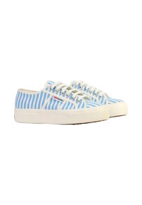 Zapatillas de lona a rayas azules y blancas con suelas de goma, diseño con cordones, marcadas con un logo rojo en el lateral y puntera blanca texturizada.