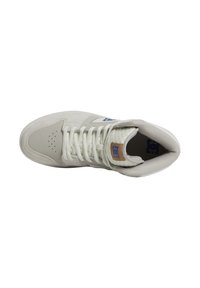 Vysoké tenisky ze světle šedé kůže a síťoviny, vystupující se zaoblenou špičkou, perforovaným svrškem, bílými tkaničkami a hnědým logem na jazyku.