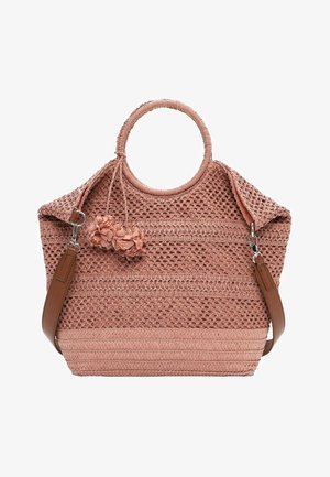 Bolsa tote rosa tejida con asas redondas, textura trenzada, borlas florales y correa de hombro marrón desmontable.