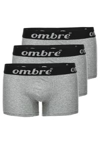 Calzoncillos de algodón gris con una cinturilla elástica negra que presenta el logo "ombre" en blanco. Tres pares exhibidos, con textura suave.