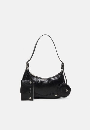 Bolso de mano de cuero negro con forma curva, herrajes plateados, logo grabado y un pequeño pouch adjunto con detalle de cremallera.