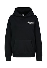 Schwarzer Kapuzenpullover aus weichem Stoff, mit einer Kängurutasche, gerippten Bündchen und einem bedruckten Logo "Squeeze Softly" auf der Brust.