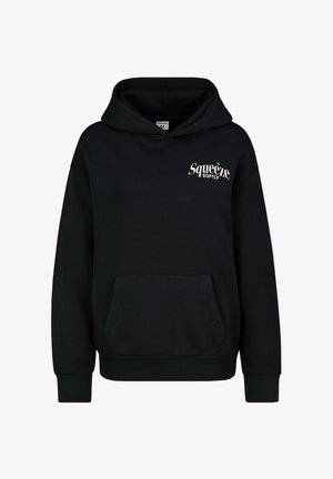Schwarzer Kapuzenpullover aus weichem Stoff, mit einer Kängurutasche, gerippten Bündchen und einem bedruckten Logo "Squeeze Softly" auf der Brust.