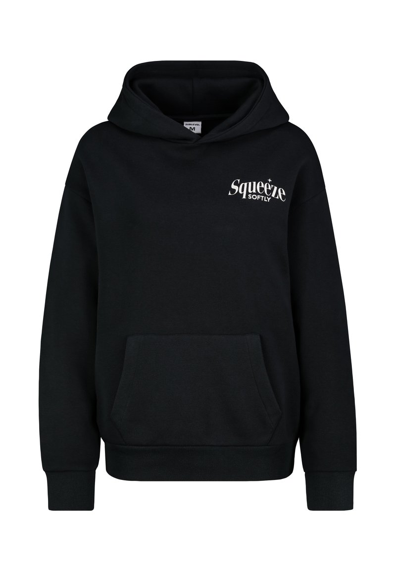 Schwarzer Kapuzenpullover aus weichem Stoff, mit einer Kängurutasche, gerippten Bündchen und einem bedruckten Logo "Squeeze Softly" auf der Brust.