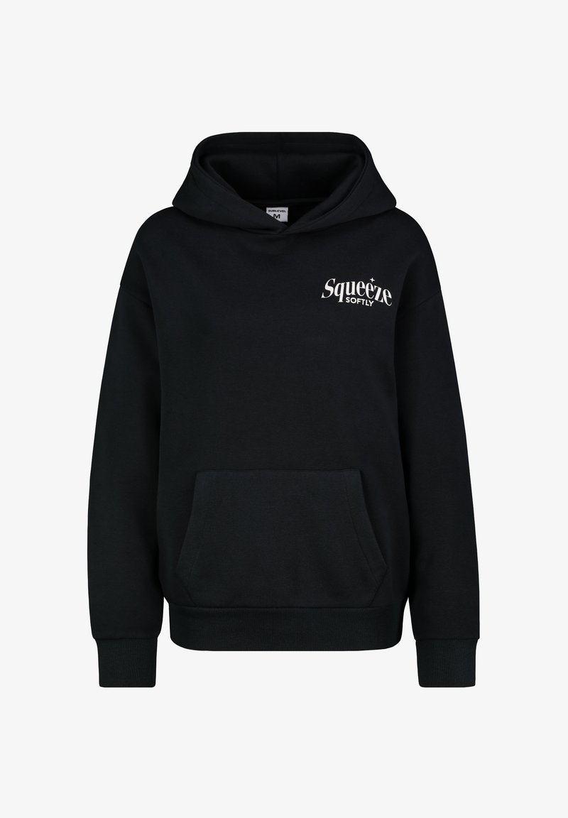 Schwarzer Kapuzenpullover aus weichem Stoff, mit einer Kängurutasche, gerippten Bündchen und einem bedruckten Logo "Squeeze Softly" auf der Brust.