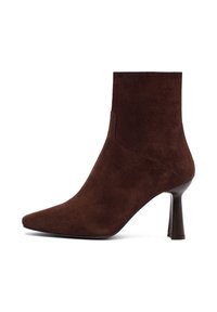 Stivale alla caviglia in suede marrone con punta affusolata, design aderente e tacco alto e sottile, caratterizzato da linee pulite e texture liscia.