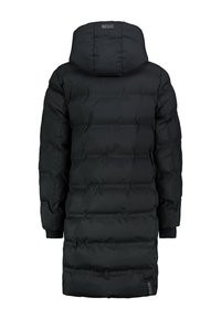 Zwarte pufferjas met een capuchon. Heeft een gewatteerd patroon, lange mouwen, ribbelmanchetten en een zijlabel. Gemaakt van glanzende, gestructureerde stof.