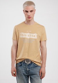 - T-shirt z nadrukiem