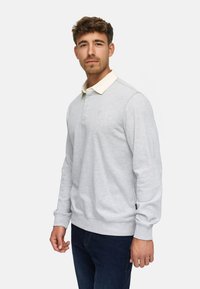Lysegrå sweatshirt med lange ærmer og afslappet pasform, med en krave i elfenben farve og diskret logo broderi.