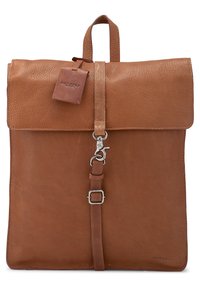 Bruine leren rugzak met een klep-sluiting, verstelbare schouderband en zilverkleurige hardware. Inclusief een label met de merknaam.