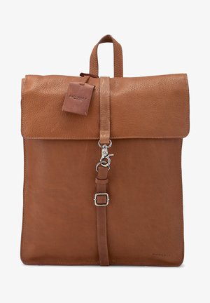 Sac à dos en cuir marron avec un rabat, une sangle réglable et des éléments en métal argenté. Comprend une étiquette affichant le nom de la marque.