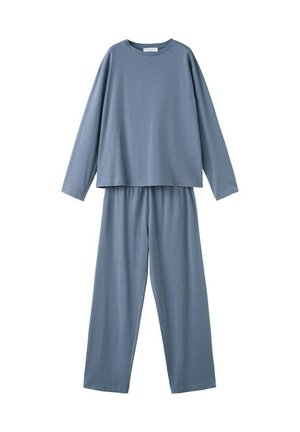 Weiches, hellblaues Langarm-Oberteil und passender, locker sitzender Hosen-Set aus leichtem Stoff, auf weißem Hintergrund flach liegend dargestellt.