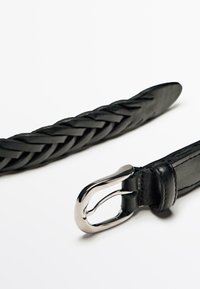 Schwarzer geflochtener Leder-Gürtel mit einem glatten, flachen Ende. Verfügt über eine glänzende silberne Metallschnalle mit einer abgerundeten Form.