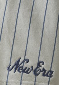 New Era PINSTRIPE - Treningo apatinė dalis - off-white/blue