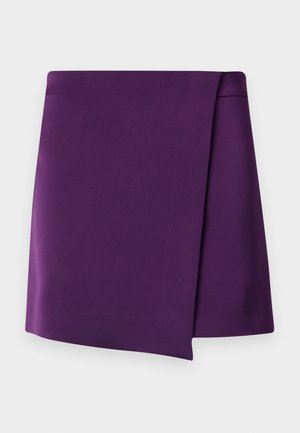 Minifalda morada con una textura suave, que presenta un diseño de envoltura diagonal y líneas limpias. Sin hardware visible ni patrones.