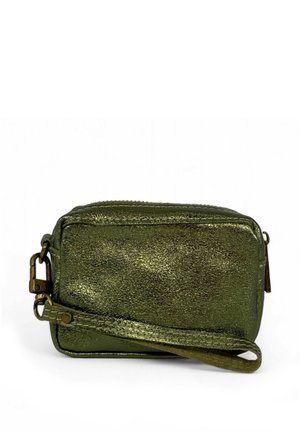 Sac bandoulière en métal vert avec fermeture éclair, surface texturée et bandoulière amovible. Forme rectangulaire compacte avec des accents en métal.