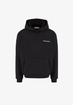 Čierna mikina s kapucňou, predným vreckom, sťahovacou kapucňou a bielym logom "Slow Sunday Club" na ľavej hrudi. Mäkčený materiál z bavlnenej zmesi.