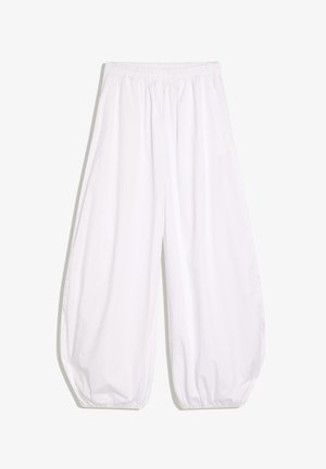 Luźne białe spodnie z elastycznym pasem i elastycznymi mankietami, wykonane z lekkiego materiału.
