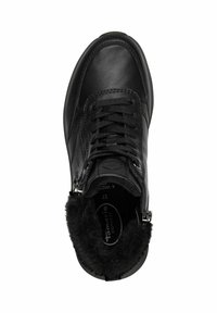 Chaussure en cuir noir avec une surface texturée, bout rond, devant à lacets et un col en fourrure. Inclut une fermeture éclair sur le côté pour un enfilage facile.