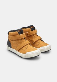 Scarpe alte in camoscio marrone con due cinturini in Velcro, suola in gomma bianca, dettagli neri e fodera interna strutturata.