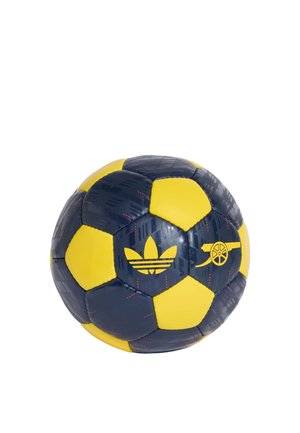Balón de fútbol con paneles alternos en amarillo y azul oscuro, con logotipos amarillos de Adidas y del club de fútbol Arsenal en los paneles azul oscuro.