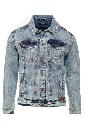 Lyseblå acid-wash denimjakke med brune knapper, to brystlommer med klapper, sidelommer og slidte detaljer på front og ærmer.