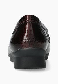 Chaussures slip-on bordeaux avec une finition en simili cuir texturée et brillante. Équipées d'une semelle en caoutchouc noire et d'un design simple, sans quincaillerie visible.