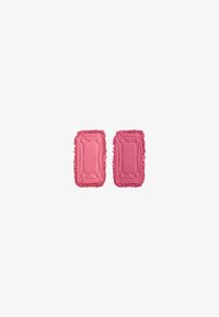 Deux compacts de blush rectangulaires dans des nuances de rose variées, présentant un bord texturé et effiloché ainsi qu'un motif géométrique sur la surface.