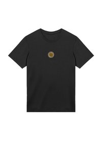 Schwarzes Baumwoll-T-Shirt mit kurzen Ärmeln, das ein kleines, buntes Gänseblümchen-Logo mit einem lächelnden Gesicht in der Mitte zeigt.