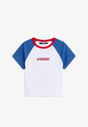 Wit T-shirt met blauwe raglanmouwen en een rode kraag. Heeft een rood-zwart "Vans" logo op de voorkant. Gemaakt van katoen, korte mouwen.